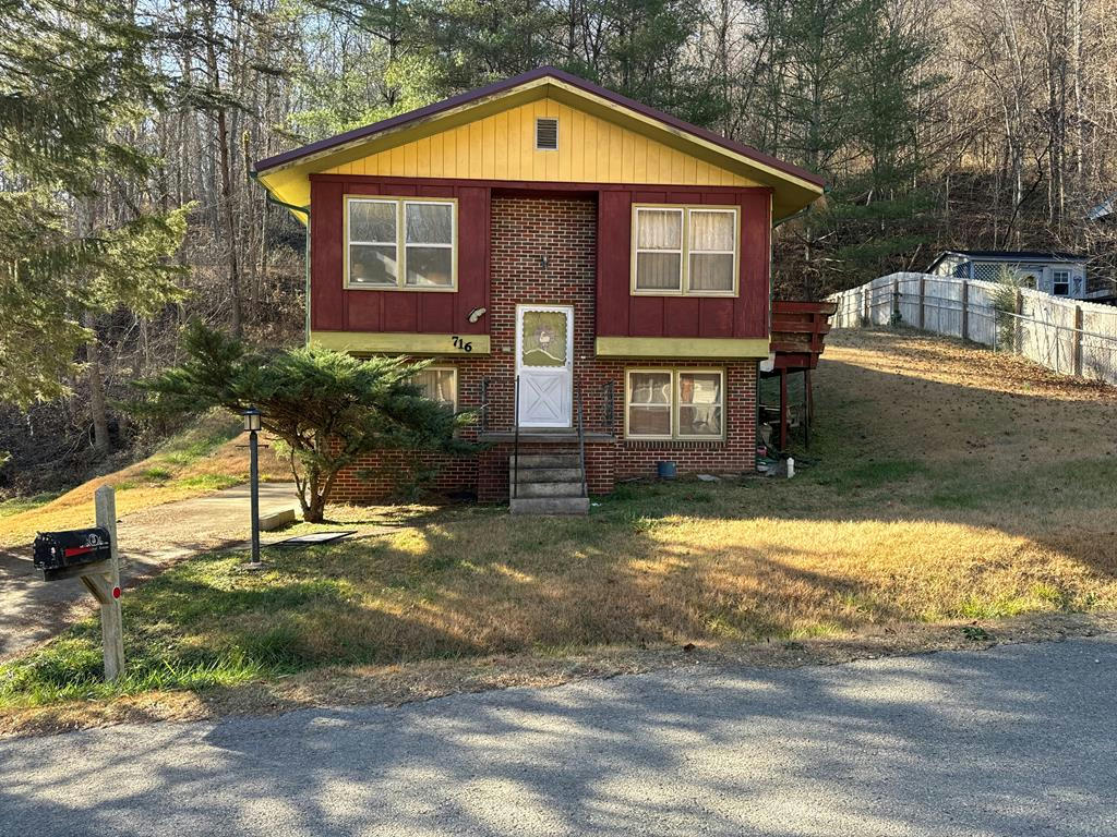 716 MURRAY AVE, PAINTSVILLE, KY 41240, photo 1 of 15