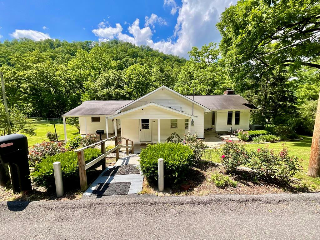 1818 ROCKY RD, PIKEVILLE, KY 41501, photo 1 of 33